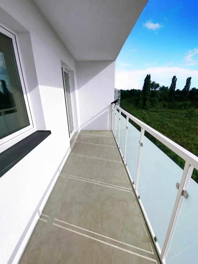 Elegant 1-bedroom Flat With Balcony Near *